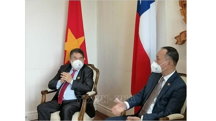 L'ambassadeur du Vietnam au Chili, Pham Truong Giang, et le gouverneur de la région de Los Rios, Luis Cuvertino. Photo : VNA.