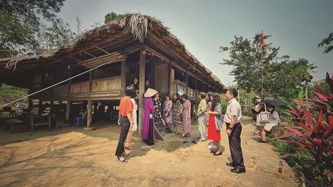 Touristes visitant le Village culturel et touristique des ethnies du Vietnam à Hanoï. Photo: CVN