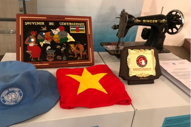  Des objets offerts par des femmes officiers vietnamiennes des Bérets verts. Photo: VNA