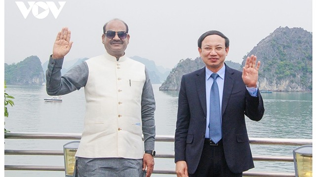 Le Président de la Chambre du peuple indien Om Birla (à gauche) et le secrétaire du Comité provincial du Parti de Quang Ninh, Nguyên Xuân Ky. Photo : VOV.