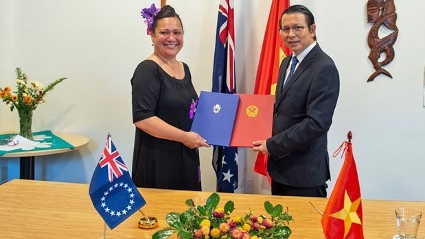 L'ambassadeur du Vietnam en Nouvelle-Zélande, Nguyên Van Trung, et la Haute-commissaire des Îles Cook en Nouvelle-Zélande, Elizabeth Wright-Koteka, lors de la cérémonie de signature d'un communiqué conjoint sur l'établissement de relations diplomatiques entre le Vietnam et les Îles Cook. Photo : VNA.