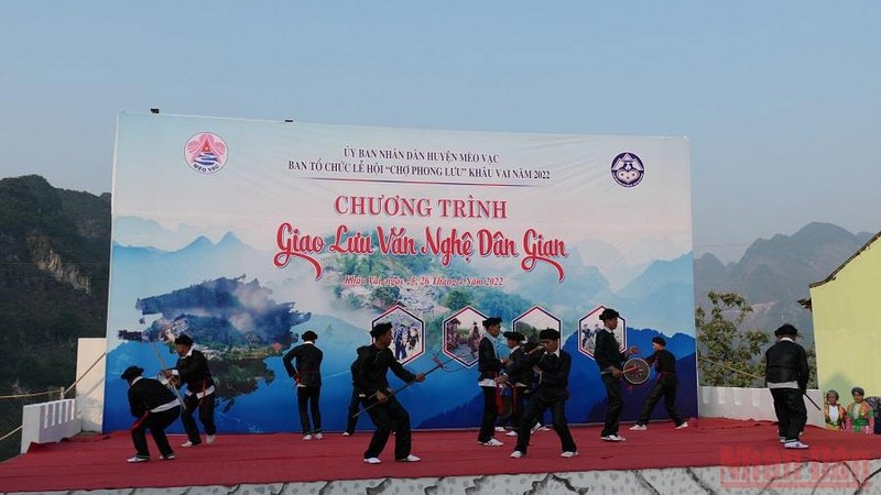 Un spectacle artistique lors du festival du marché de l'amour de Khâu Vai. Photo : NDEL.