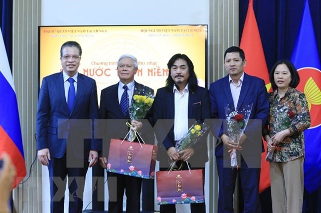L'ambassadeur du Vietnam en Russie, Dang Minh Khôi (1er à gauche), et des membres de l'Association vietnamienne de la littérature et des arts en Russie. Photo : VNA.