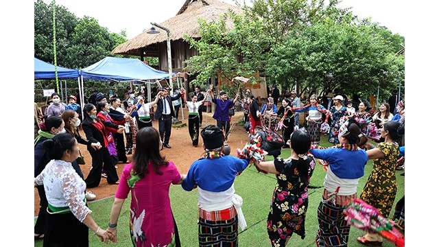 Les touristes au village de la culture ethnique et du tourisme au Vietnam. Photo : VNA.