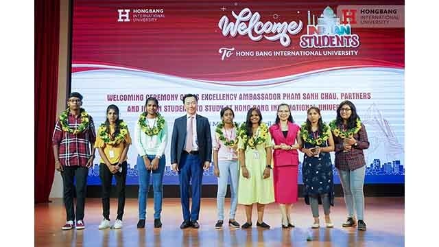 L'ambassadeur vietnamien en Inde, Pham Sanh Châu, participe à la cérémonie d'accueil des étudiants indiens admis en médecine. Photo : HIU.