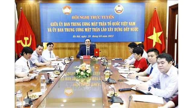 Le vice-président du Comité central du FPV, Phùng Khanh Tài (au centre), s'exprime lors de la réunion. Photo : VNA.