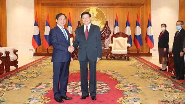 Le ministre vietnamien des Affaires étrangères, Bùi Thanh Son (à gauche), et le Secrétaire général du Parti populaire révolutionnaire du Laos (PPRL) et Président laotien, Thongloun Sisoulith. Photo : VNA.