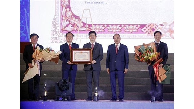 Le Président Nguyên Xuân Phuc (2e à partir de la droite) lors de la cérémonie. Photo : VNA.