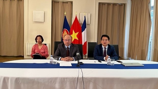 L'ambassadeur Dinh Toàn Thang (au centre) au séminaire. Photo : VNA.