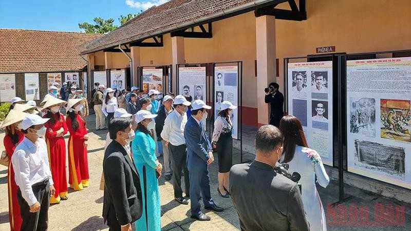 Lors de l'exposition intitulée « Con Dao-Da Lat, un point de connexion culturel et touristique ». Photo: NDEL