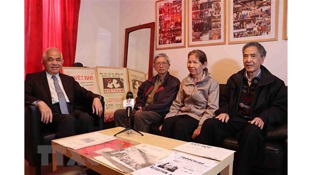 Des intellectuels Viêt kiêu dans une petite salle du 49 rue Emile Banning à Bruxelles, en Belgique. Photo : VNA.