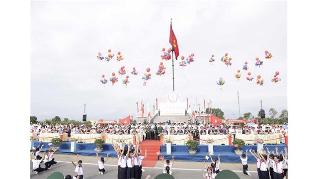 Une cérémonie de lever de drapeau à Quang Tri. Photo : VNA.