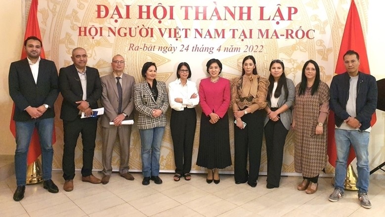L’ambassadrice du Vietnam au Maroc, Dang Thi Thu Ha, et les membres du conseil exécutif de l’Association vietnamienne au Maroc. Photo: DSQVN 