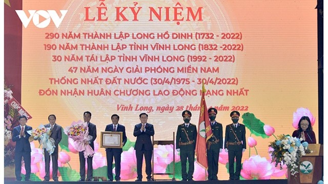 Le Président de l'Assemblée nationale, Vuong Dinh Huê, remet l'Ordre du Travail de première classe du Président vietnamien à Vinh Long. Photo : VOV.