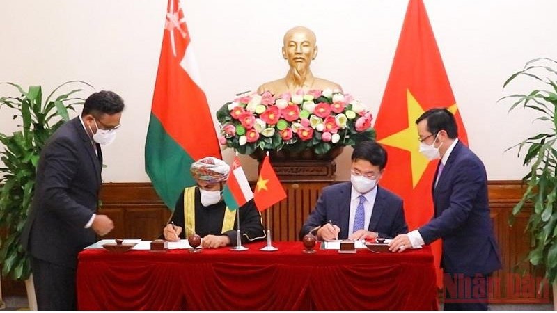 La cérémonie de signature de l’accord sur l'exemption de visa entre le Vietnam et Oman pour les titulaires de passeports diplomatiques, de passeports spéciaux et de passeports de services. Photo : NDEL.