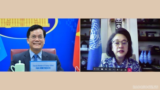 Entretien téléphonique entre le vice-ministre des Affaires étrangères, Hà Kim Ngoc et Armida Salsiah Alisjahbana, vice-secrétaire générale de l’ONU et secrétaire exécutive de l’ESCAP. Photo : baoquocte.vn.