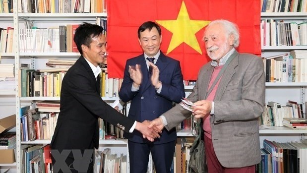 Le président de la sous-Association d’Amitié Italie - Vietnam de la région de la Vénétie, Renato Darsie (à droite), lors de la cérémonie. Photo : VNA.
