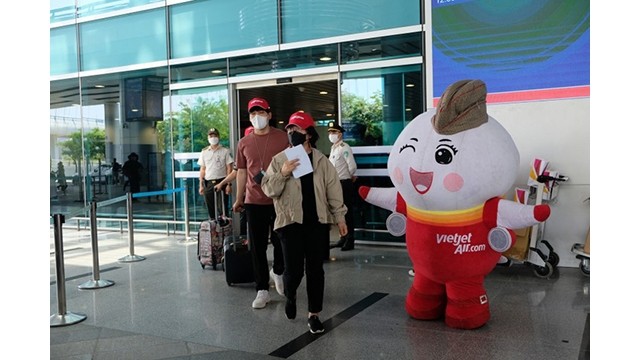 Des touristes sud-coréens arrivent à l'aéroport de Dà Nang. Photo : VOV.