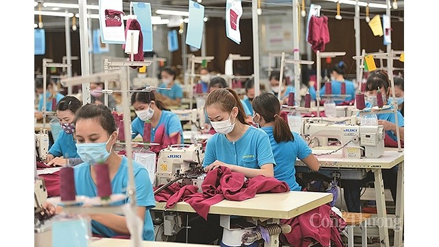 La majorité des entreprises vietnamiennes dans la chaîne d'approvisionnement de l'industrie du textile et de l'habillement sous-traitées à de grandes marques ont répondu aux « normes vertes » en production. Photo : congthuong.vn
