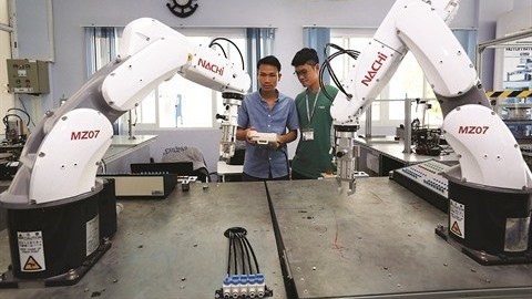 Pratique du fonctionnement du robot au Centre de formation du Parc de haute technologie de Hô Chi Minh-Ville (Saigon Hi-Tech Park - SHTP). Photo : VNA.