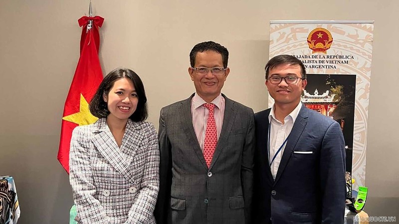 L’ambassadeur du Vietnam en Argentine, Duong Quoc Thanh (au milieu). Photo: baoquocte.vn