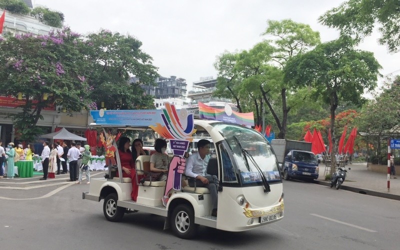 Un bus électrique emmène des visiteurs à des rues de Hanoï. Photo : NDEL.