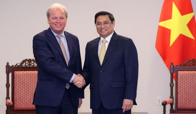 Le Premier ministre vietnamien, Pham Minh Chinh (à droite) et Axel Van Trotsenburg, directeur général de la Banque mondiale (BM). Photo : VGP.