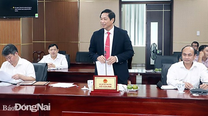 Le vice-président du Comité populaire provincial de Dông Nai, Vo Van Phi, s'exprime lors de la réception. Photo : VNA.