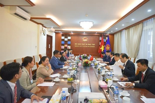 Le ministre vietnamien de l’Education et de la Formation, Nguyên Kim Son (à droite) reçoit le ministre lao de l’Education et des Sports, Phout Simmalavong. Photo : MOET.
