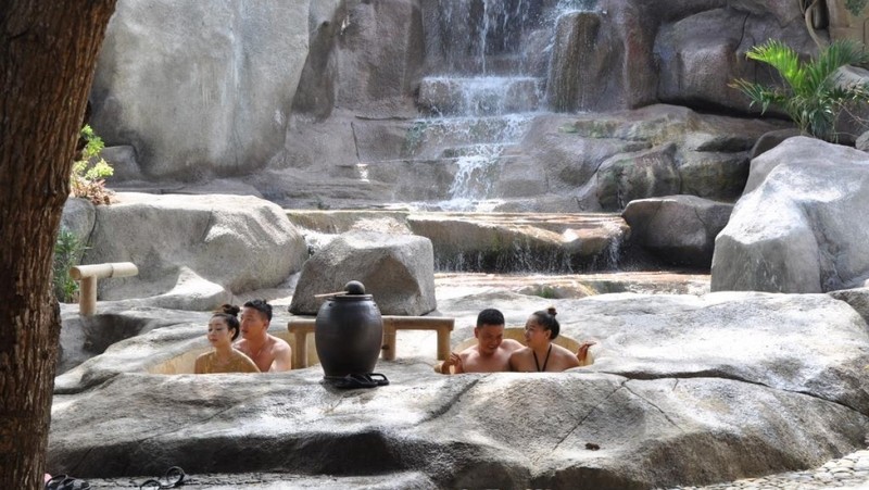 Les bains de boue minérale attirent les touristes vietnamiens et étrangers. Photo: VOV