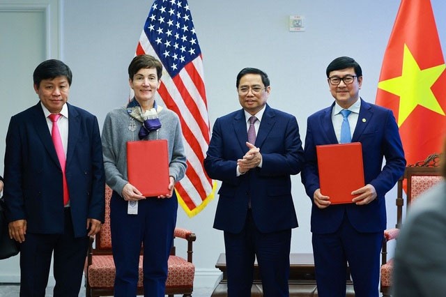 La cérémonie de signature du mémorandum de coopération entre l'IFC et HDBank s'est déroulée en présence du Premier ministre vietnamien, Pham Minh Chinh. Photo : VGP.