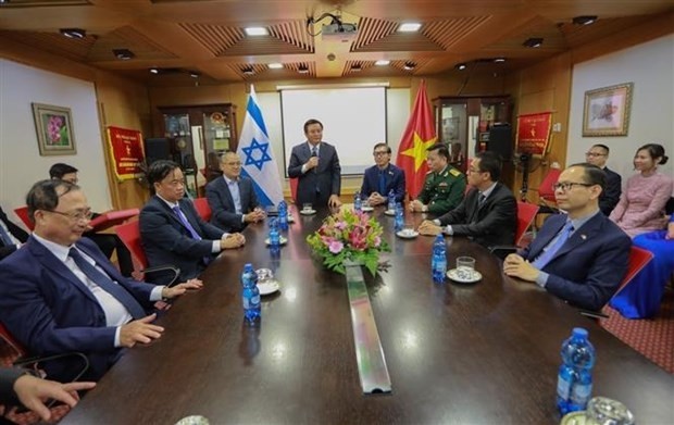 Nguyên Xuân Thang, président du Conseil de théorie du CC du PCV et directeur de l'Académie nationale de politique Hô Chi Minh travaille avec l'ambassade du Vietnam et rencontre des représentants de la communauté vietnamienne en Israël. Photo: VNA.