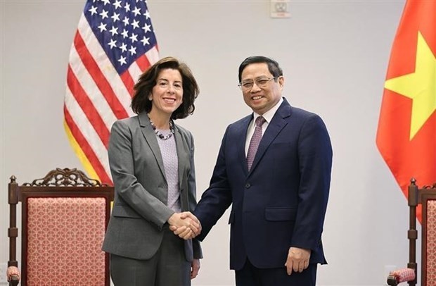 Le Premier ministre vietnamien, Pham Minh Chinh, et la secrétaire américaine au Commerce Gina Raimondo. Photo : VNA.