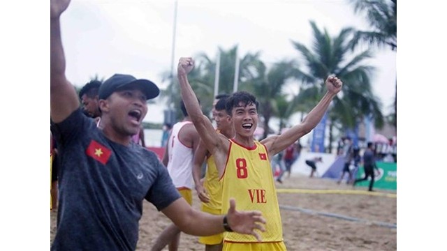 Des membres de l’équipe vietnamienne masculine de beach handball. Photo : VNA.