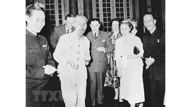 Le Président Hô Chi Minh (2e à gauche) reçoit la délégation du Mouvement français pour la paix au Vietnam, le 15 mars 1955. Photo : Archives/VNA.