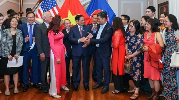 Le Premier ministre Pham Minh Chinh rencontre des membres du personnel de l'ambassade du Vietnam à Washington DC.  Photo : VNA