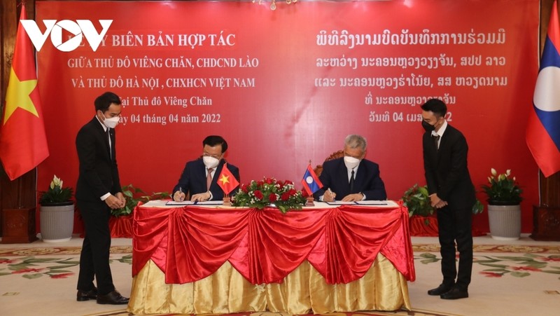 Lors de la cérémonie de la signature de l'accord de coopération entre Hanoi et Vientiane. Photo: VOV