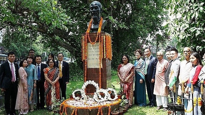 La délégation de l’ambassade du Vietnam en Inde est venue déposer des fleurs aux pieds de la statue de l’oncle Hô dans l’avenue Jarwarhalal Nehru. Photo: baoquocte.vn