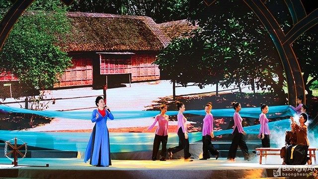Programme artistique intitulé « Mère du village de lotus ». Photo : baonghean.vn.