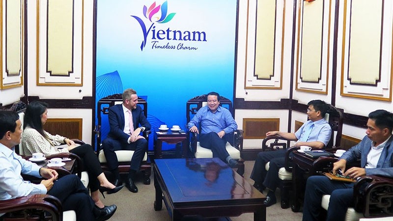 Hà Van Siêu, directeur général adjoint de VNAT (à droite) et Andrew White, responsable de la croissance mondiale et des ventes publicitaires internationales chez Discovery Inc. Photo : NDEL.