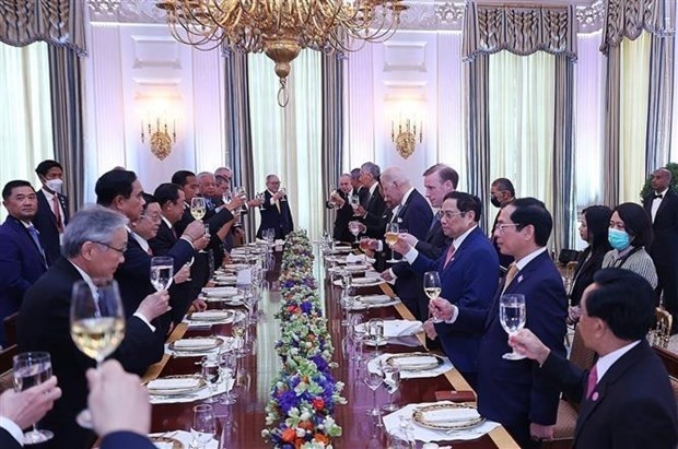 Les dirigeants des pays membres de l'ASEAN assistent à un banquet présidé par le président américain Joe Biden.     Photo: VNA