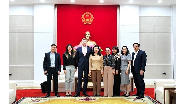 Les dirigeants de la province de Quang Ninh et des représentants de Discovery Networks. Photo : NDEL.