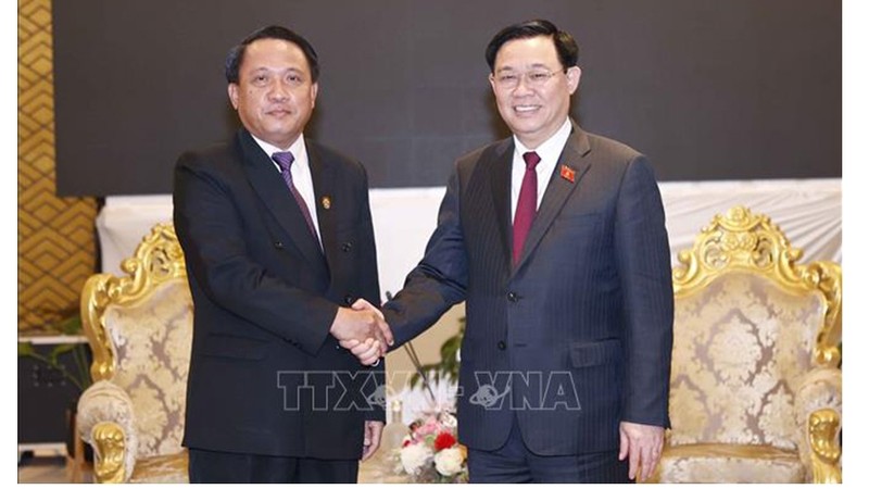 Le Président de l’Assemblée nationale du Vietnam, Vuong Dinh Huê (à droite) et le le ministre laotien des Finances, Bounchom Oubonpaserth. Photo : VNA.