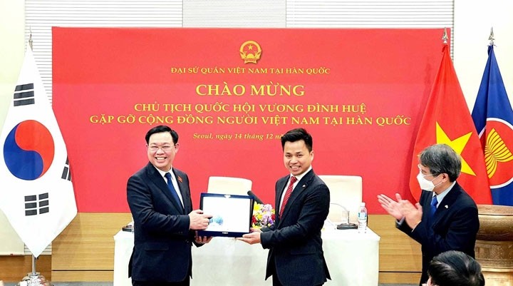 Le président de l’AVRC, Vu Duc Luong (à droite), et le Président de l'Assemblée nationale vietnamienne Vuong Dinh Huê lors de sa visite en République de Corée en décembre 2021. Photo : BQT.