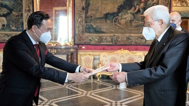 Le nouvel ambassadeur du Vietnam en Italie, Duong Hai Hung (à gauche) présente ses lettres de créance au président italien Sergio Mattarella. Photo : VNA.