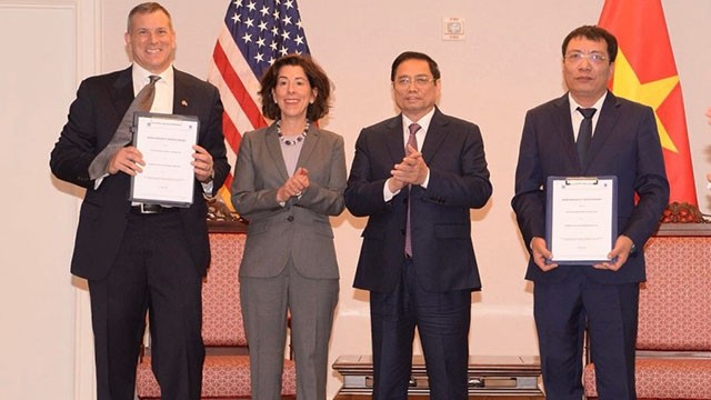 Le Premier ministre vietnamien, Pham Minh Chinh (2e à partir de droite), lors de la signature de la coopération entre PV Power et le groupe américain General Electric. Photo : congthuong.vn.
