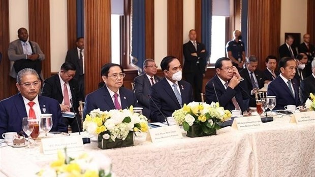 Le Premier ministre vietnamien, Pham Minh Chinh, et les dirigeants des autres pays de l'ASEAN déjeunent avec des représentants du Congrès américain. Photo : VNA.