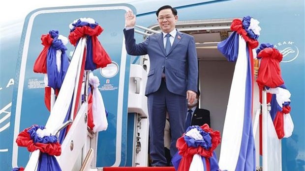 Le Président de l’Assemblée nationale du Vietnam, Vuong Dinh Huê, est arrivé à 11h10' dimanche 15 mai à l’aéroport international de Wattay de Vientiane. Photo : VNA.