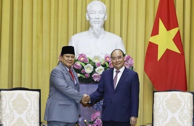 Le Président Nguyên Xuân Phuc (droite) et le ministre indonésien de la Défense, Prabowo Subianto. Photo : VNA.
