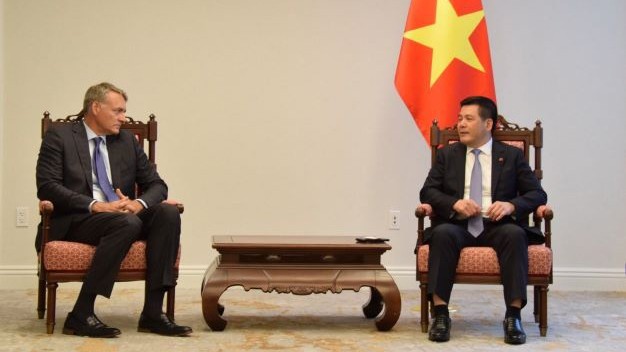 Le ministre vietnamien de l’Industrie et du Commerce, Nguyên Hông Diên (à droite) et Paul Dyck, vice-président en charge des relations gouvernementales mondiales de Walmart Corporation. Photo : baodautu.vn.